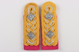 Heer shoulder boards for an Oberhufbeschlaglehrmeister of the Kavallerie