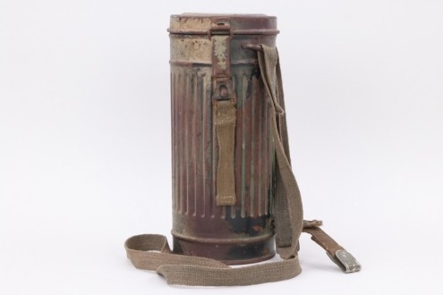 Luftwaffe K.G.6 camo gas mask can