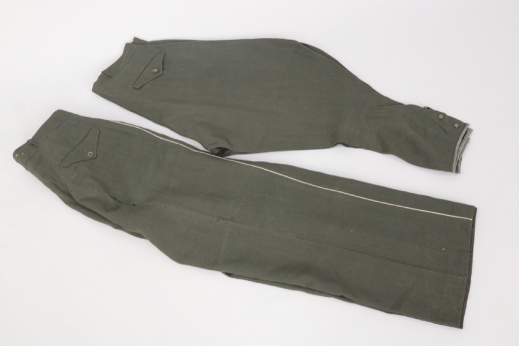 Heer breeches and straight trousers to the same soldier