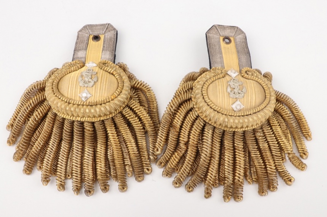 Kriegsmarine epaulettes for a Kapitänleutnant