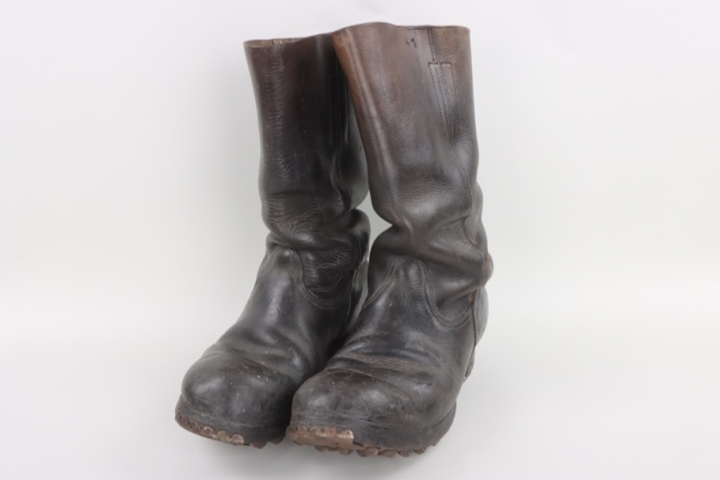 Unknown German boots similar to Wehrmacht M39 marching boots