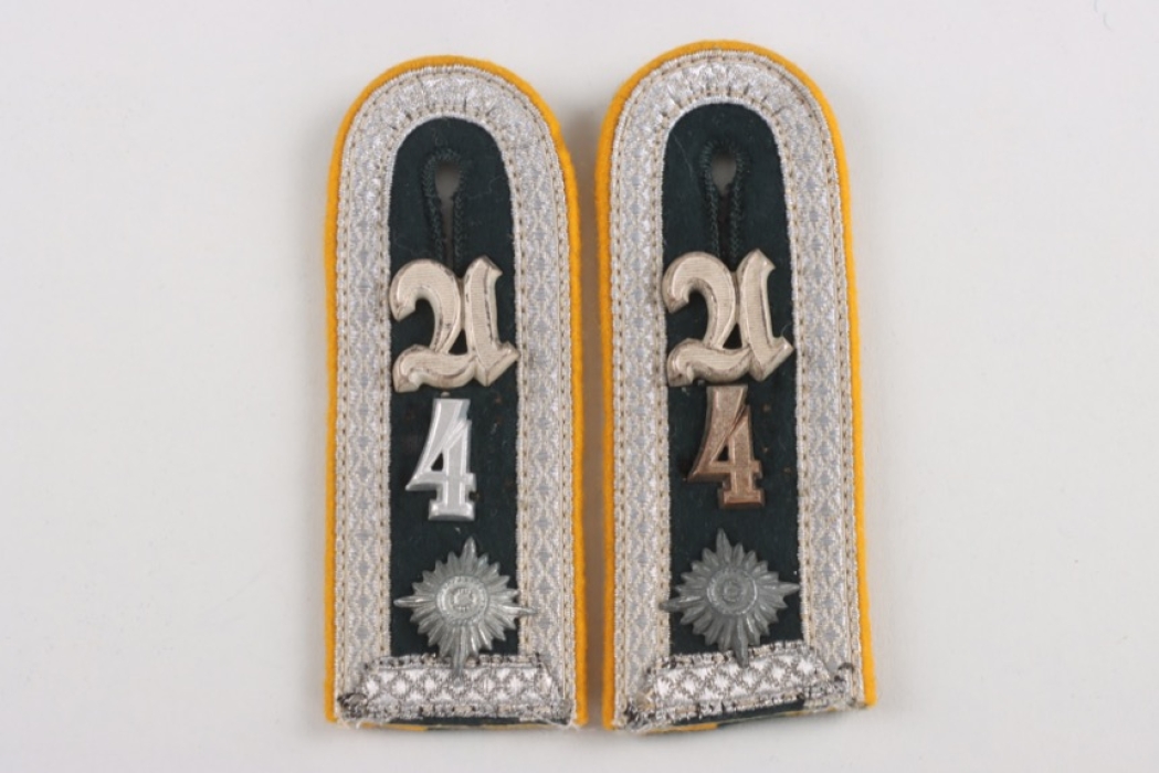 Heer shoulder straps for a Wachtmeister of Aufklärungs Abteilung 4