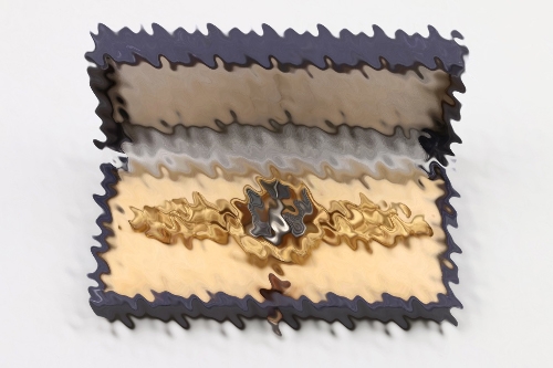 Fw. Spitzer - Squadron Clasp for Kampfflieger in gold with case 