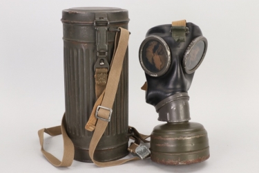 Wehrmacht gas mask with can