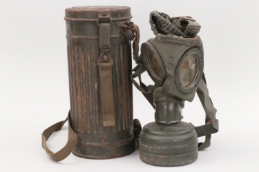 Wehrmacht gas mask with can