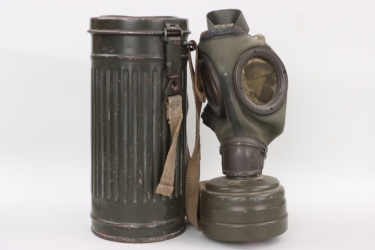 Wehrmacht gas mask with can