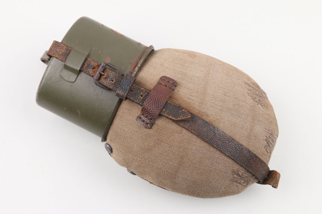 Wehrmacht canteen with cup 