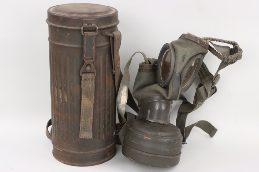 Wehrmacht gas mask with can