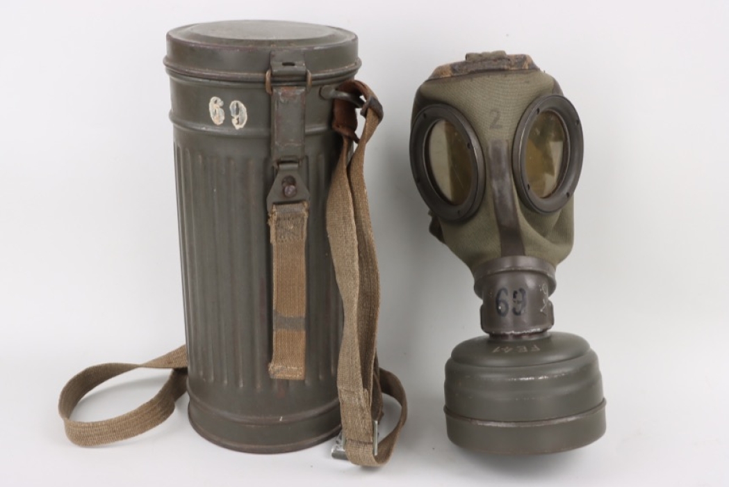 Wehrmacht gas mask with can