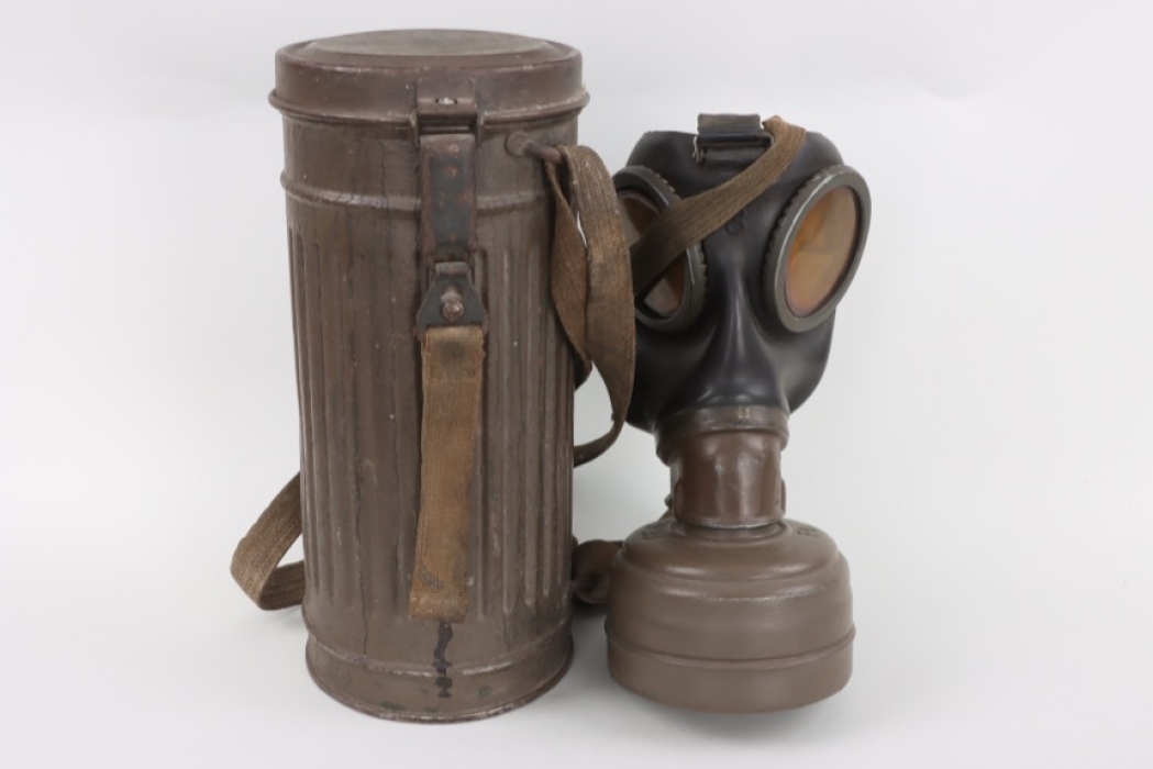 Wehrmacht gas mask in can